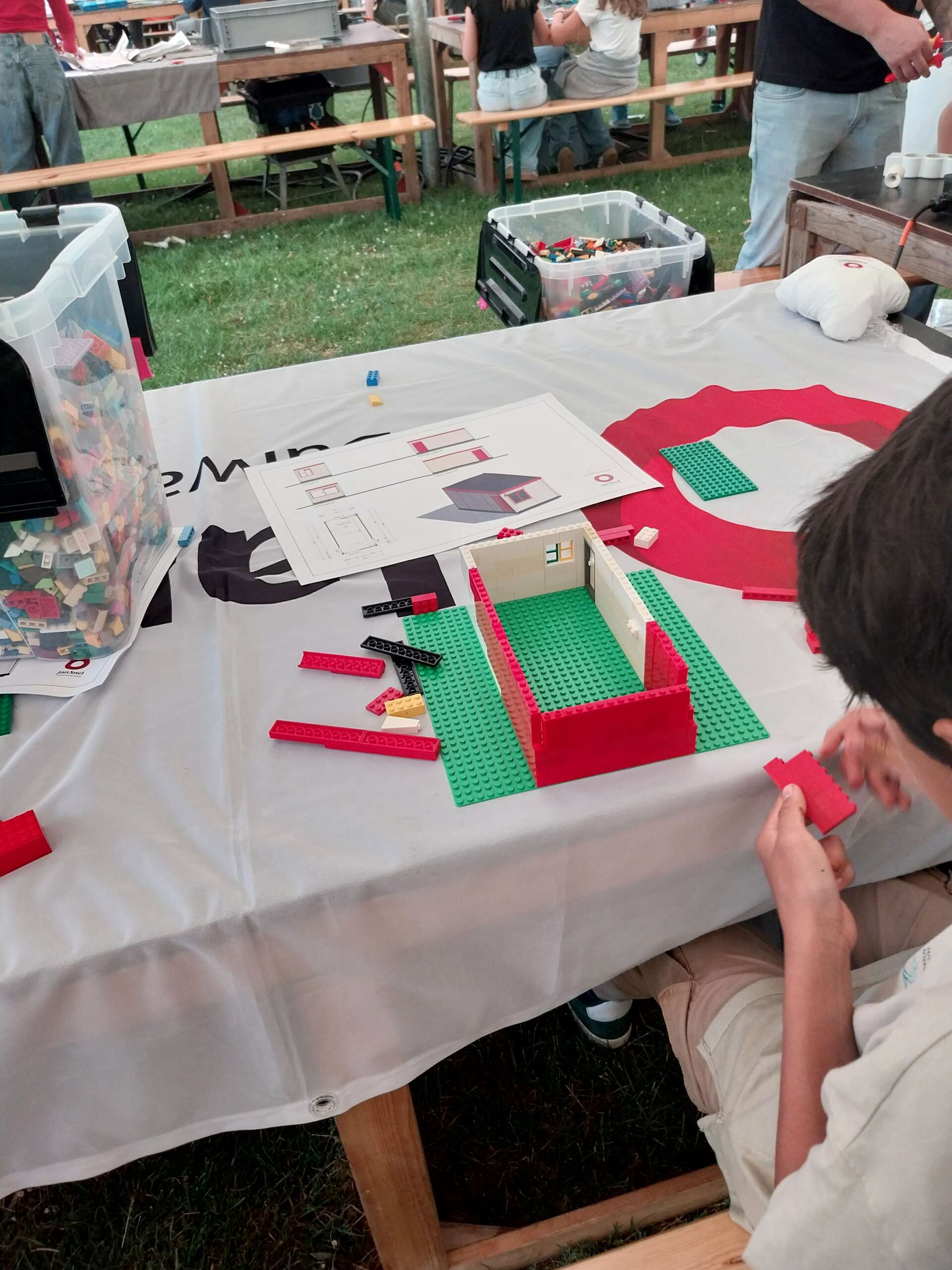 Leerlingen bouwen met LEGO een woningmodule op de stand van Daiwa House tijdens Techniek in de Tent in Montfoort, juni 2025.