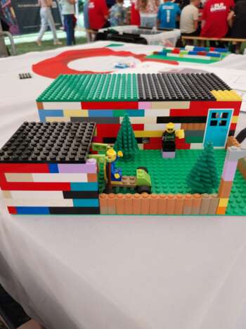 Leerlingen bouwen met LEGO een woningmodule op de stand van Daiwa House tijdens Techniek in de Tent in Montfoort, juni 2025.