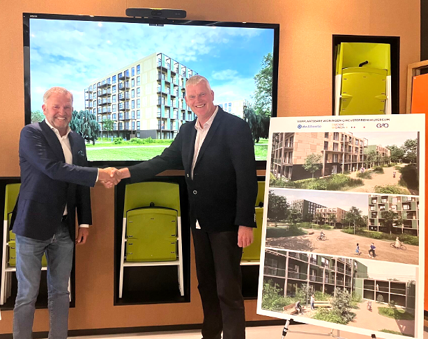 Jan Van Barneveld (De Alliantie) en Harry van Zandwijk (Daiwa House) tekenen contract voor bouw 379 woningen in Hilversum.