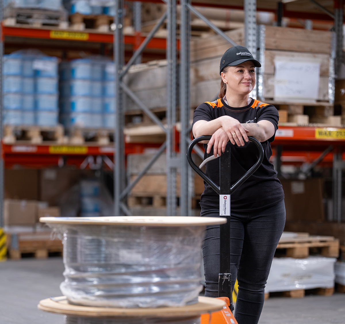 Bouwvrouw Kasia in haar magazijn