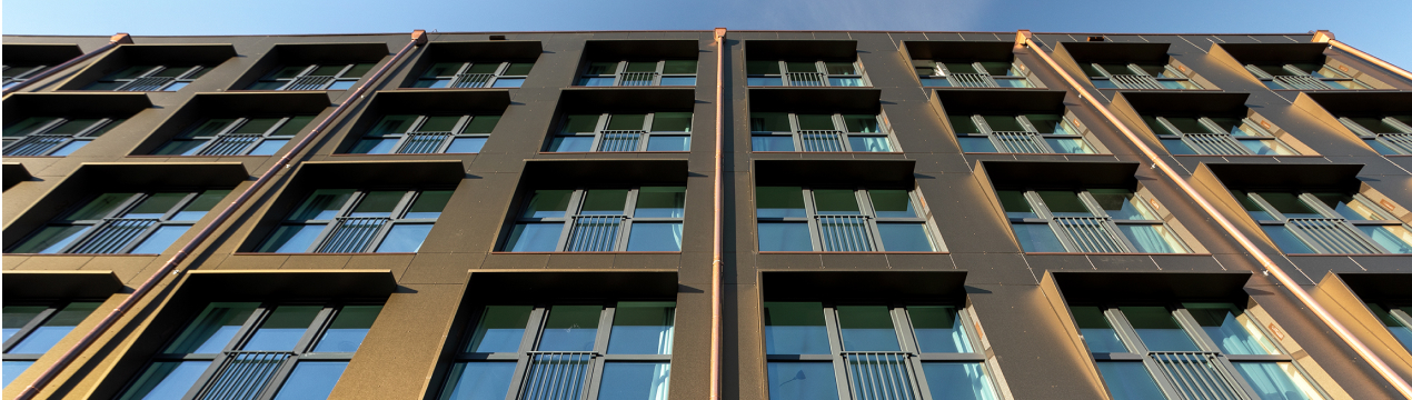 Fassade eines Studentenwohnkomplex von unten fotografiert