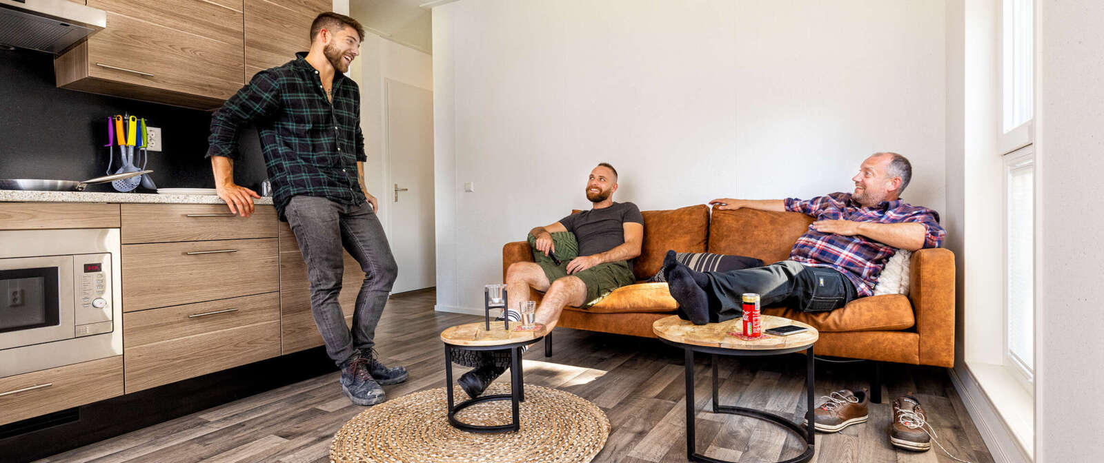 Eine Unterhaltung zwischen Arbeitern in ihrer Wohnküche