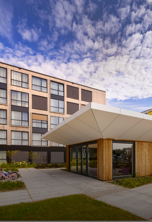 Mehrstöckiges Wohnhaus mit Garten