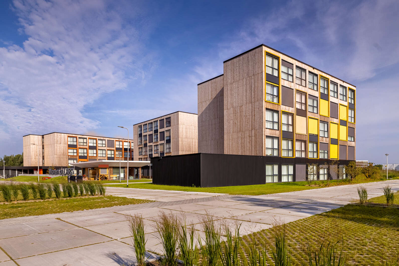 Mehrstöckige Wohnhäuser mit Grünanlage