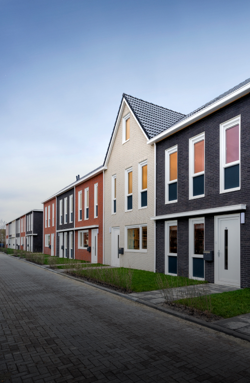 Häuserreihe an einer Straße