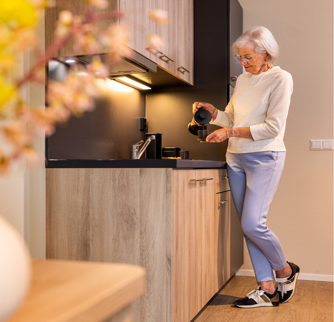 Met sfeervolle en comfortabele seniorenwoningen zorgen we voor meer woonplezier en minder zorgen voor ouderen