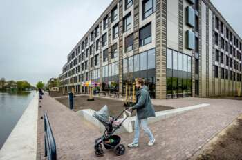 Vroeger stond op deze plek in de Utrechtse wijk Hoograven een betonmortelfabriek, nu zijn er luxueuze flexwoningen verrezen.Bron