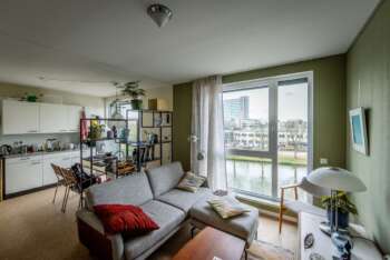 Een flexwoning met uitzicht over het Merwedekanaal.Bron