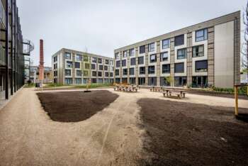 Vroeger stond op deze plek in de Utrechtse wijk Hoograven een betonmortelfabriek, nu zijn er luxueuze flexwoningen verrezen.Bron