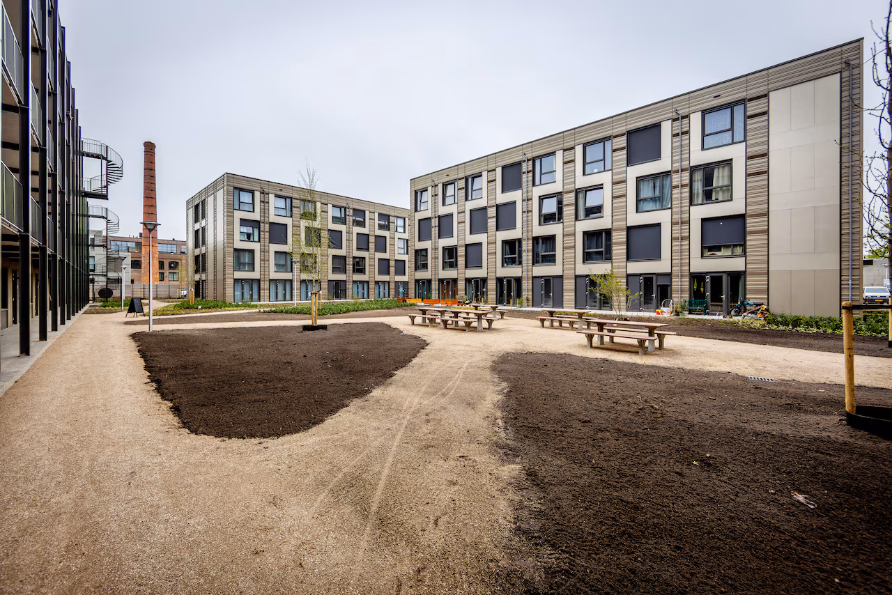 Vroeger stond op deze plek in de Utrechtse wijk Hoograven een betonmortelfabriek, nu zijn er luxueuze flexwoningen verrezen.Bron